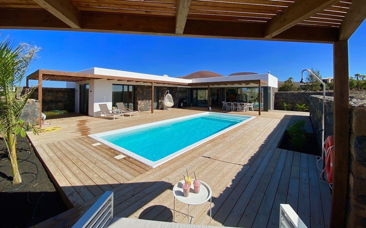 Villa Kyma with heated pool